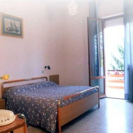 רימיני Albergo Ester Di Fossi Laura מראה חיצוני תמונה