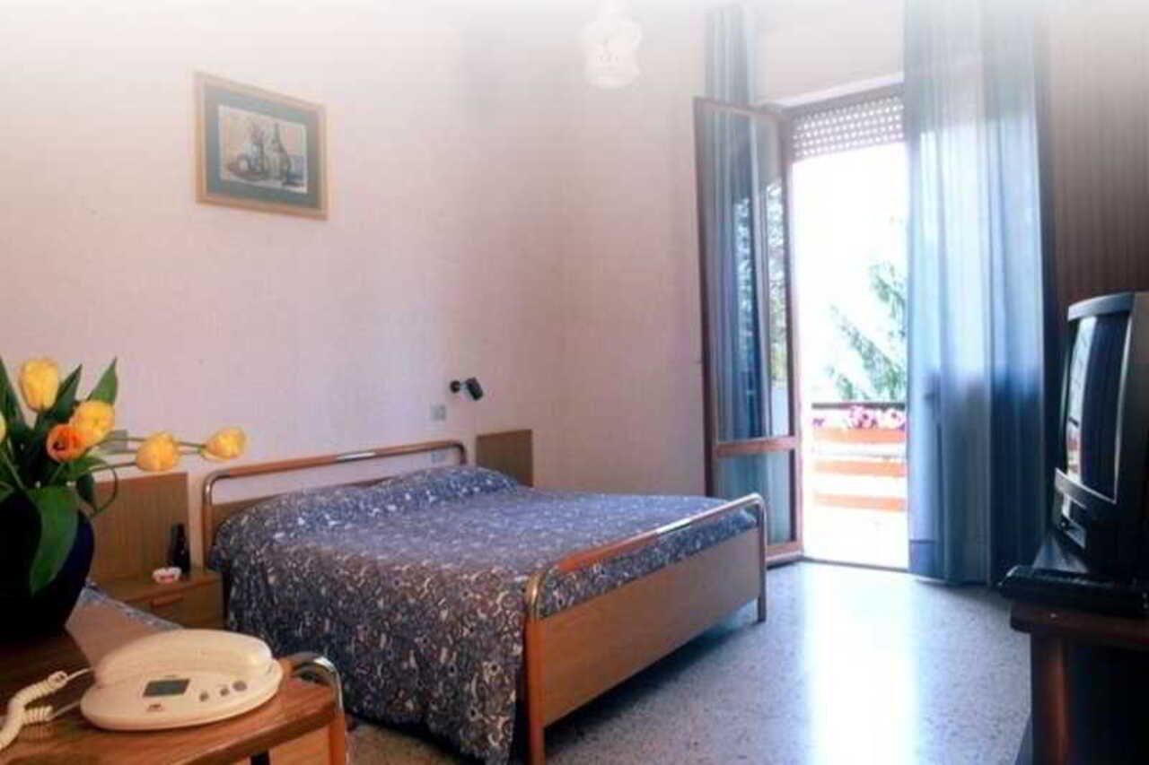 רימיני Albergo Ester Di Fossi Laura מראה חיצוני תמונה