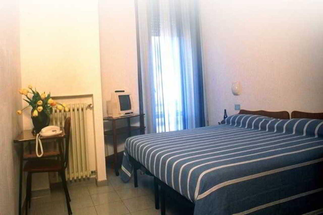 רימיני Albergo Ester Di Fossi Laura מראה חיצוני תמונה